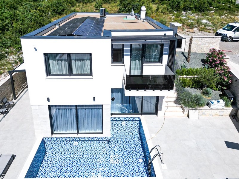 Nowoczesna willa z basenem i układem fotowoltaicznym - nieruchomość H3630.