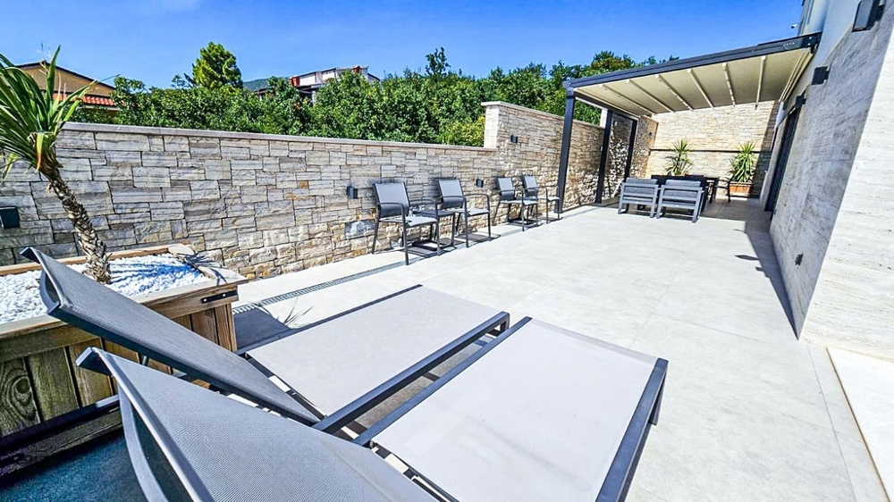 Przestronny taras z leżakami