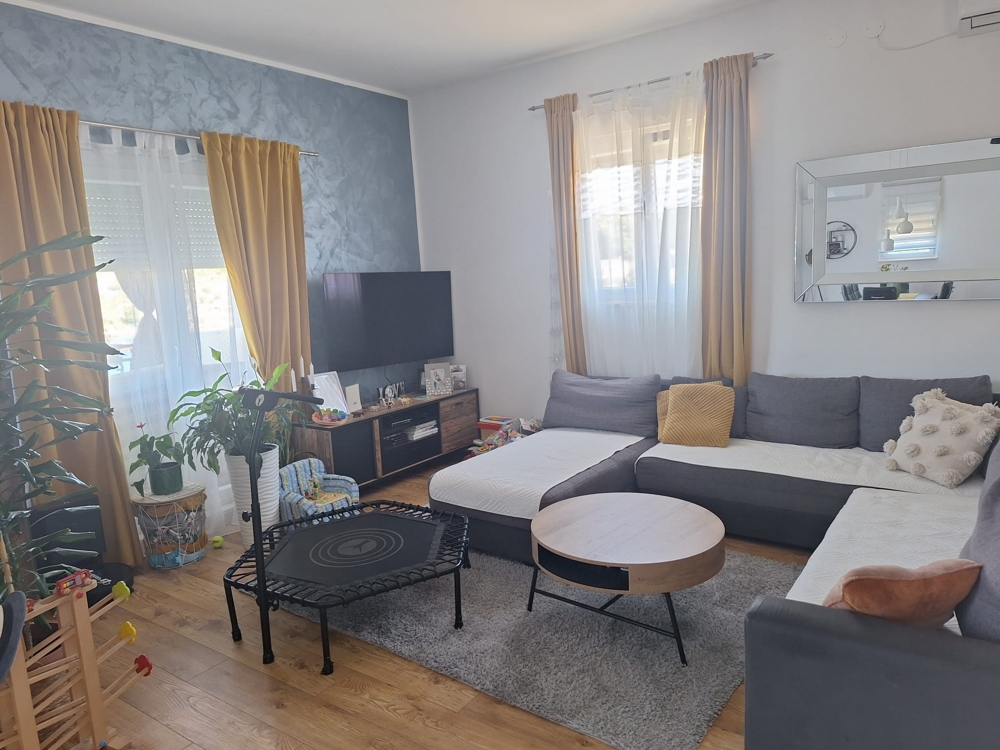 Umeblowany salon w nieruchomości H3631 w Chorwacji.