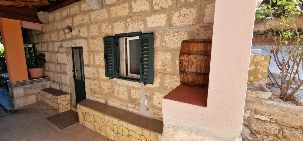 Strefa wejściowa z kamienia naturalnego z okiennicami