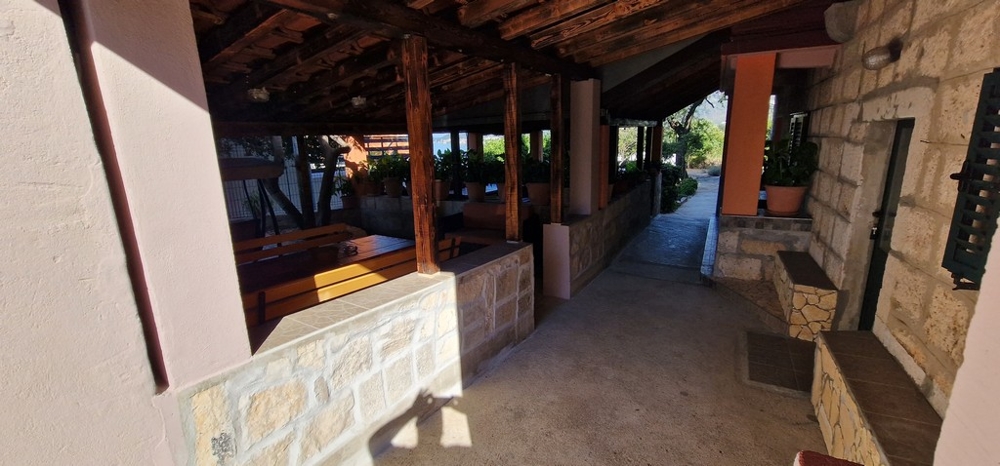 Zadaszony teren zewnętrzny z miejscami do siedzenia