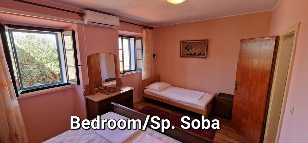 Sypialnia z łóżkiem podwójnym i łóżkiem pojedynczym