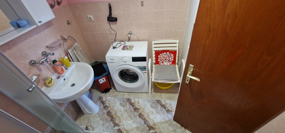 Łazienka z pralką i prysznicem