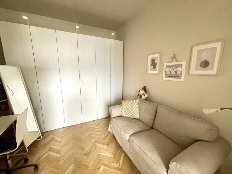 Pokój gościnny z sofą i szafą