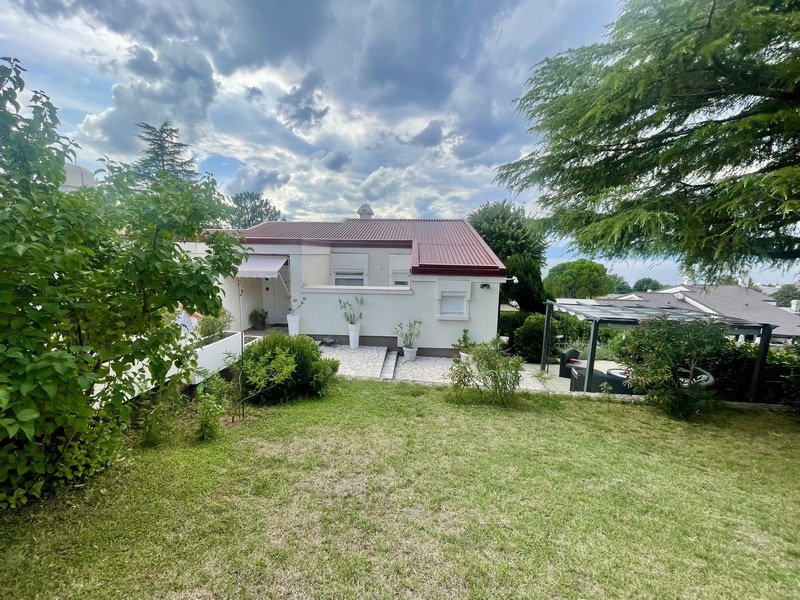 Widok z tyłu z wejściem do nieruchomości H3634 na Krk, Chorwacja.