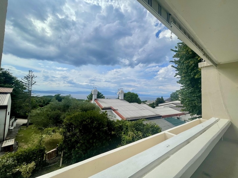 Balkon z widokiem na morze w Njivice