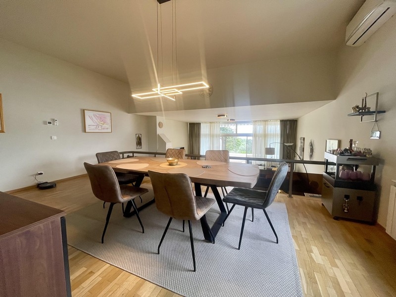 Jadalnia z dużym stołem i widokiem na salon