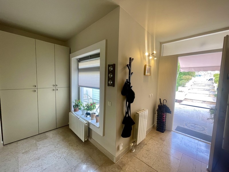 Przedpokój z garderobą i szafkami wnękowymi