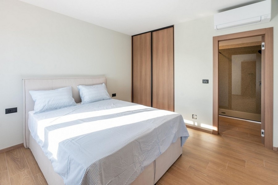 Sypialnia z podwójnym łóżkiem i łazienką