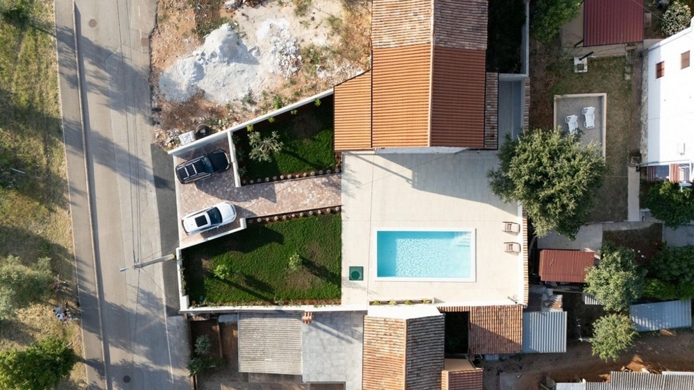 Widok z lotu ptaka na nieruchomość z basenem i miejscami parkingowymi