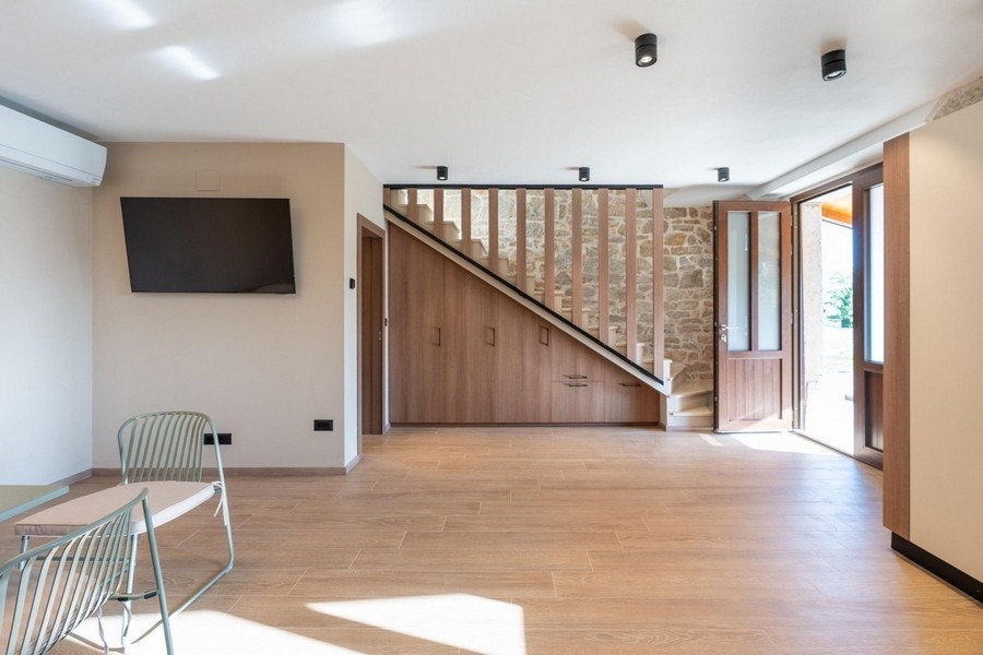 Nowoczesna część dzienna ze schodami i elementami drewnianymi