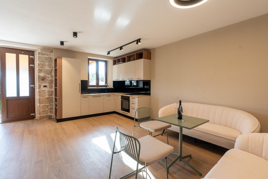 Otwarta kuchnia z salonem i wyjściem na taras