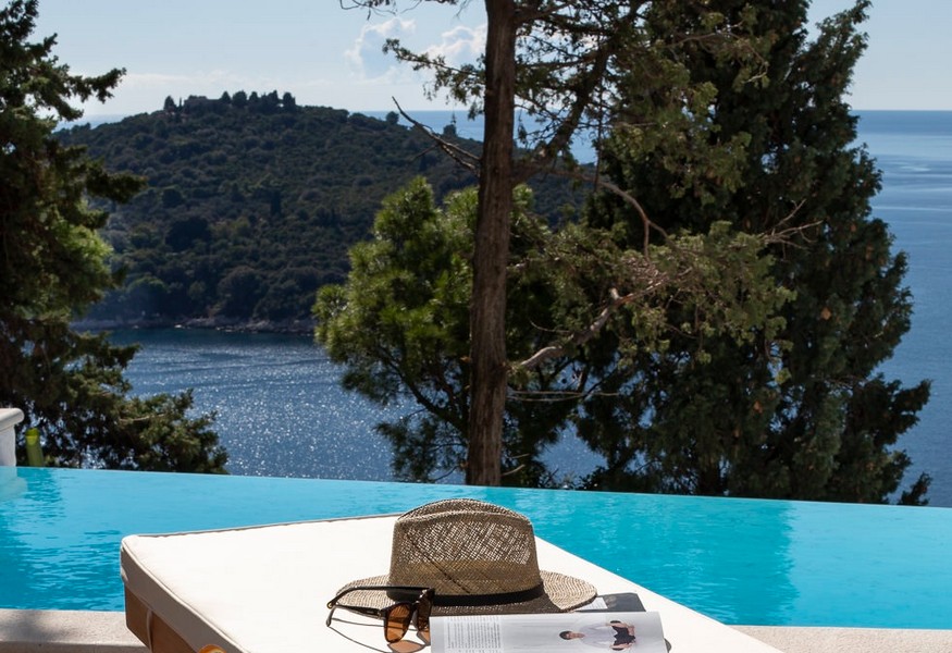 Basen i panoramiczny widok na morze w luksusowej willi H3637 w Chorwacji.
