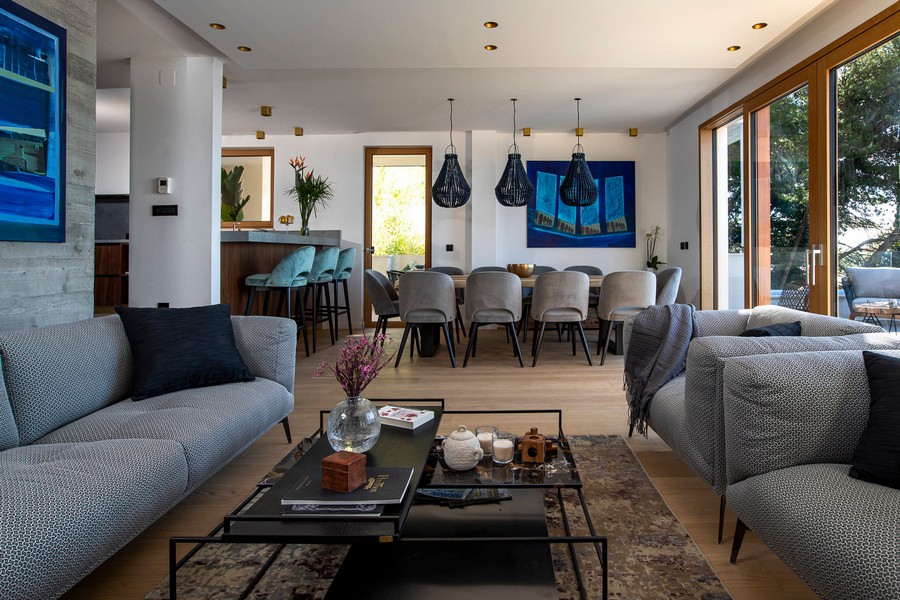 Nowoczesny salon z jadalnią i oknami sięgającymi od podłogi do sufitu