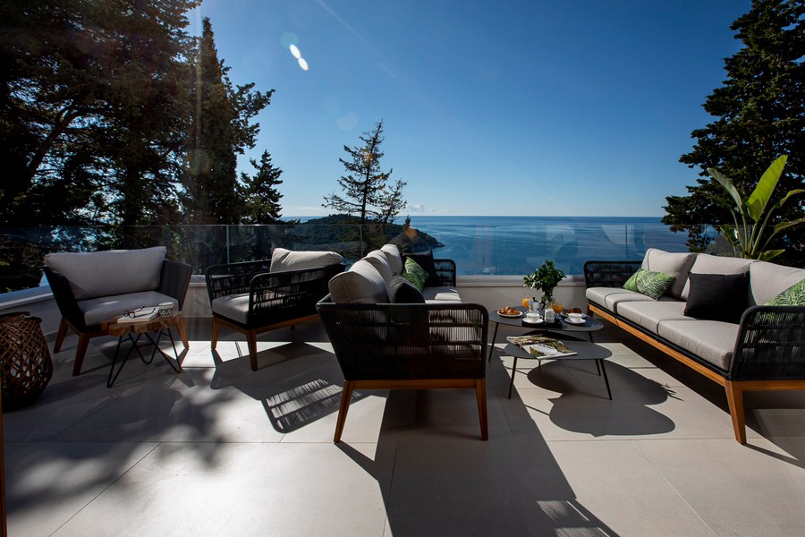 Taras z miejscami do siedzenia i widokiem na morze