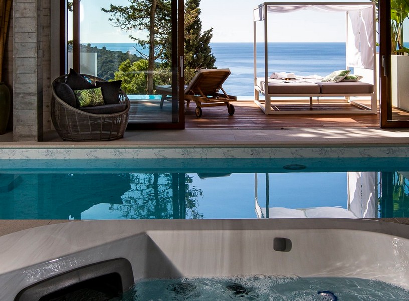 Kryty basen z jacuzzi i tarasem słonecznym z widokiem na morze