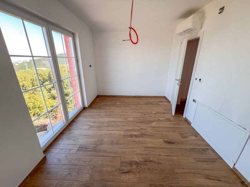 Pokój z dużym oknem i widokiem na morze