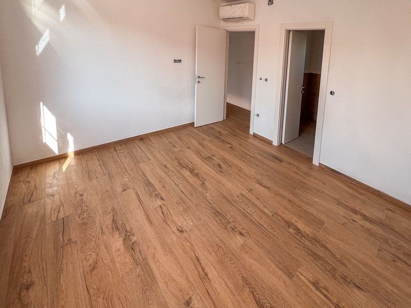 Jasna sypialnia z drewnianymi podłogami