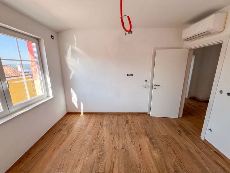 Sypialnia z oknem i klimatyzacją