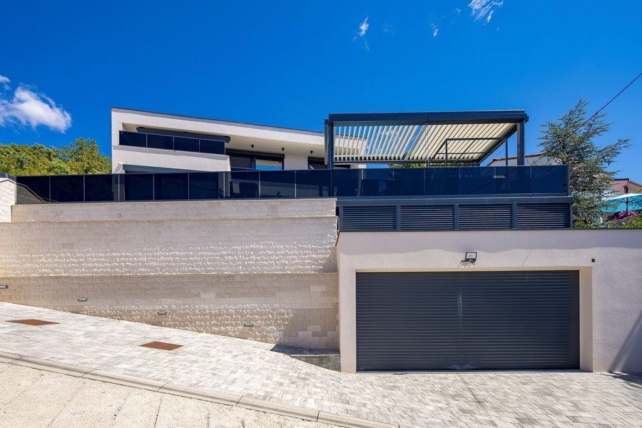 Widok na ulicę nowoczesnej willi z garażem