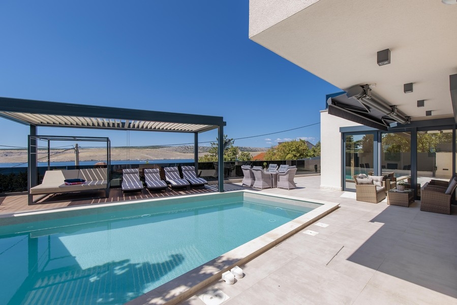 Basen i taras luksusowej nieruchomości H3640 w Jadranovo w Chorwacji - Panorama Scouting.