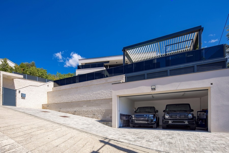 Na sprzedaż luksusowa willa z podwójnym garażem w Jadranovo w Chorwacji.