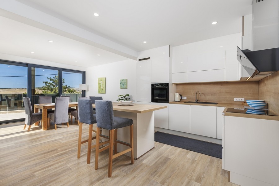 Otwarta kuchnia z jadalnią i wyjściem na taras