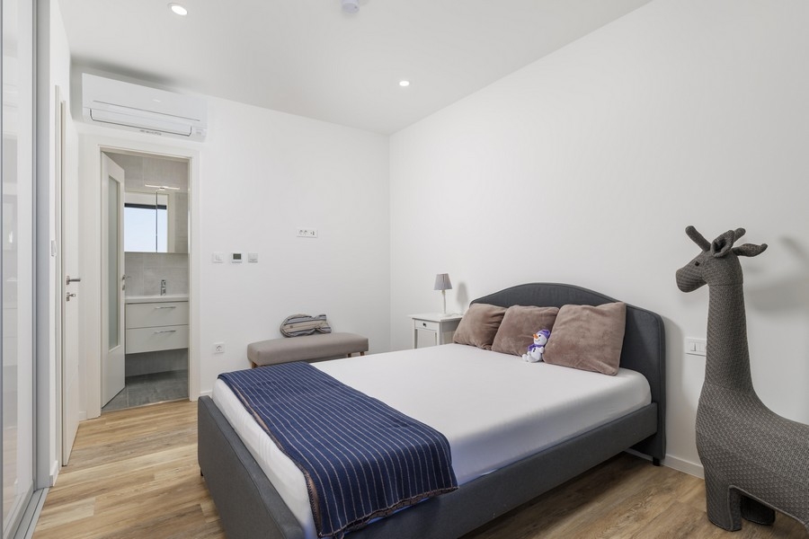 Sypialnia z podwójnym łóżkiem i łazienką