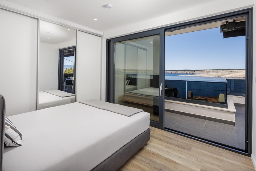 Sypialnia z tarasem i widokiem na morze