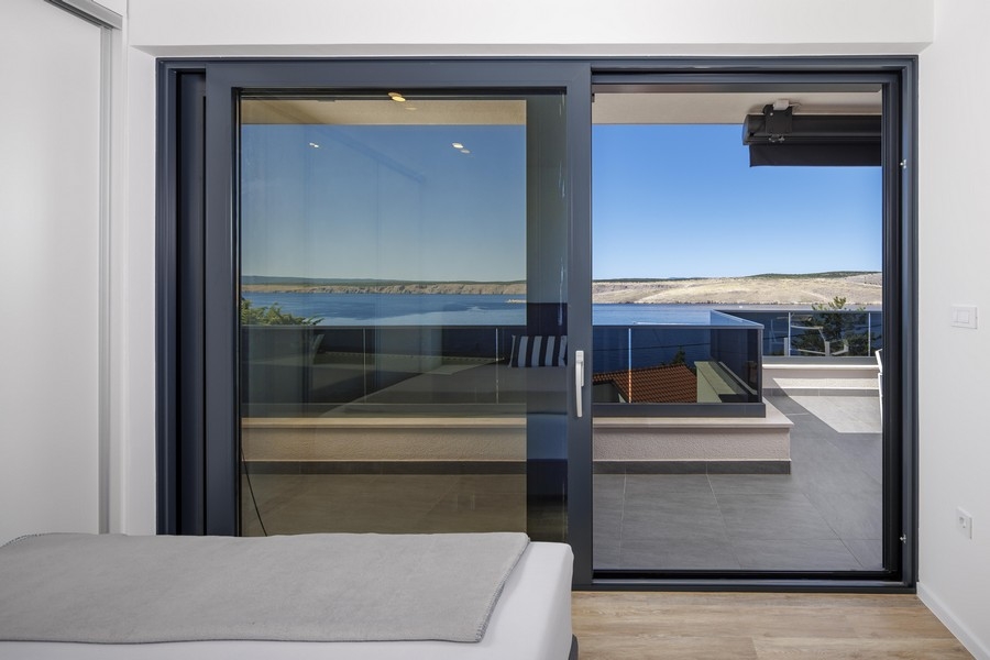 Widok z sypialni na taras i morze