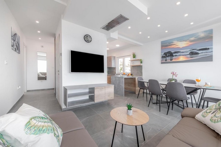 Salon z jadalnią i wyjściem na taras z widokiem