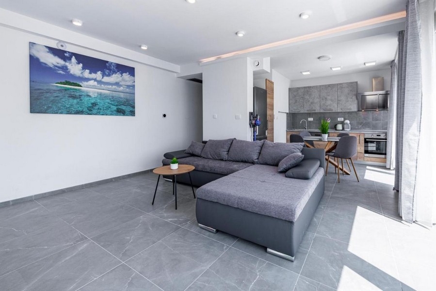 Nowoczesna część dzienna z sofą i otwartą kuchnią