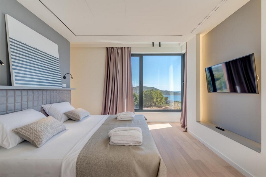 Sypialnia z podwójnym łóżkiem i widokiem na morze w Chorwacji