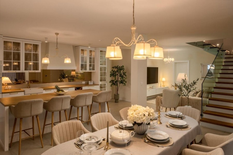 Jadalnia z nakrytym stołem i widokiem na kuchnię