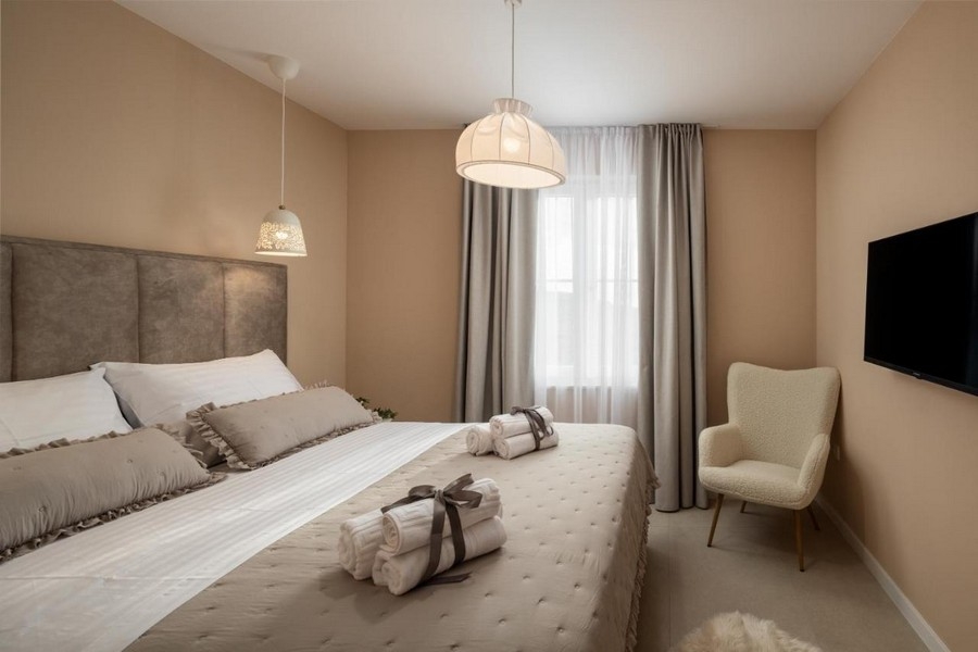 Sypialnia z łóżkiem małżeńskim, TV i fotelem