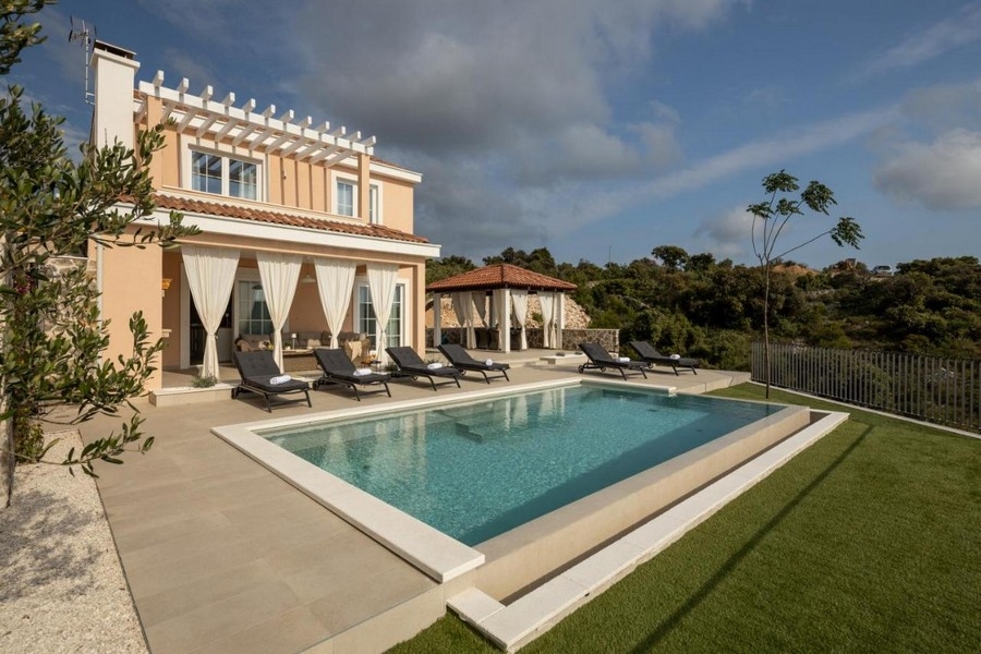 Nowo wybudowana willa z basenem i zadaszonym pawilonem