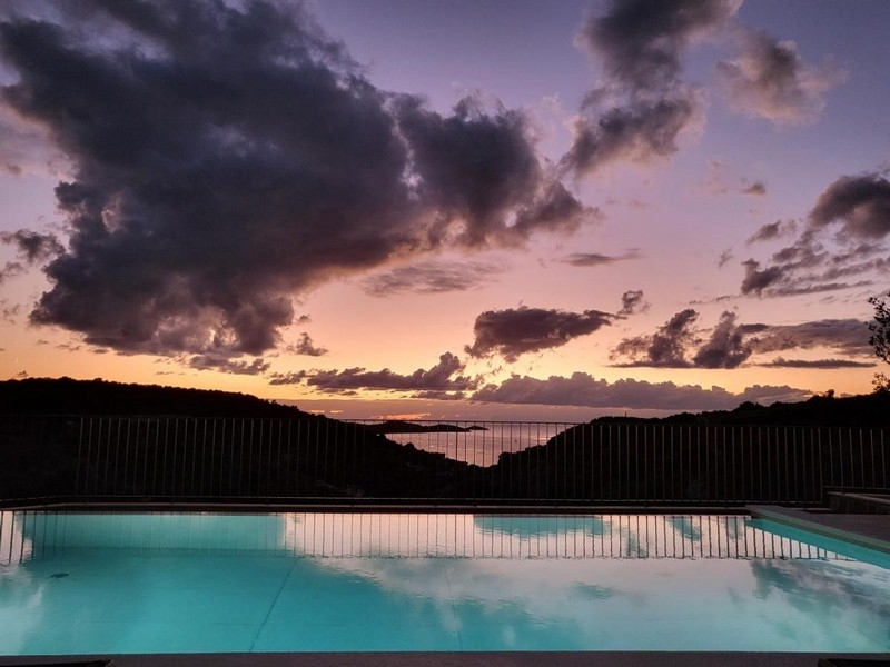 Basen z widokiem na zachód słońca nad morzem