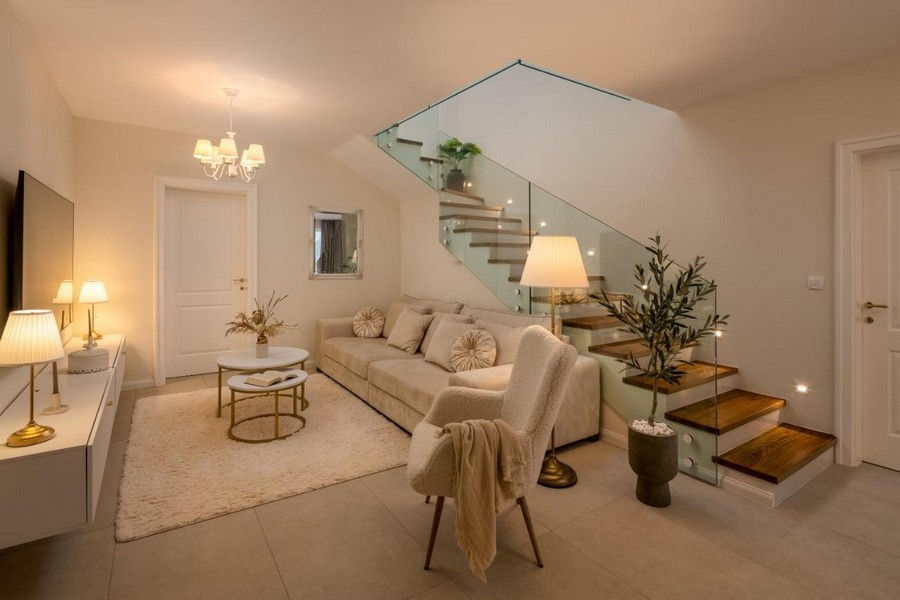 Część dzienna z sofą i nowoczesnymi schodami