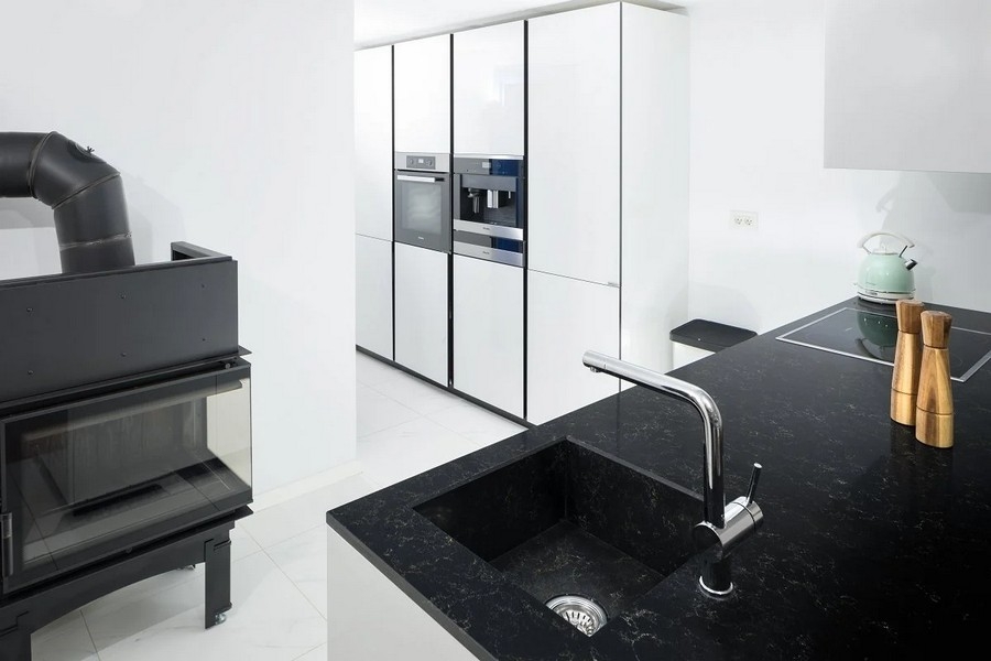 Nowoczesna kuchnia z czarnymi blatami