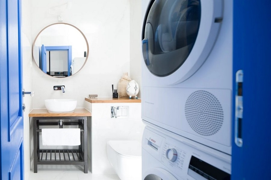 Łazienka z umywalką i pralką