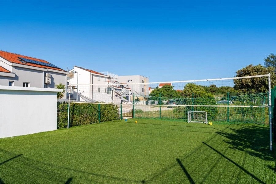 Duża sypialnia z dodatkowym miejscem do siedzenia