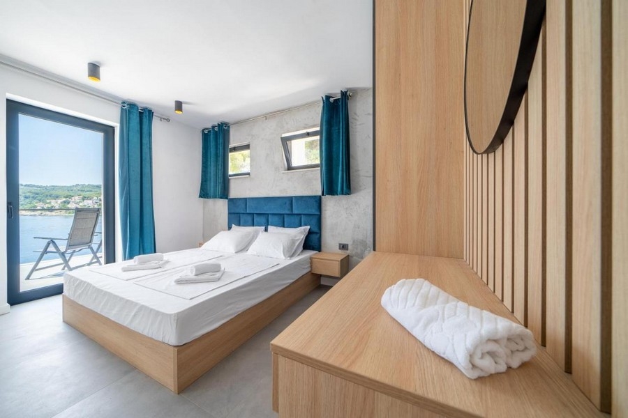 Sypialnia z podwójnym łóżkiem i widokiem na morze