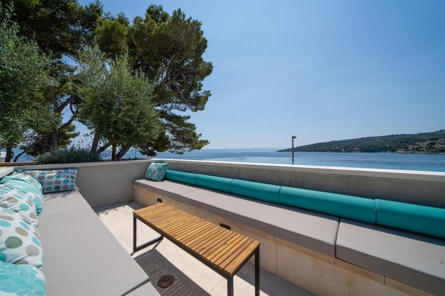 Nowoczesny salon przy basenie z widokiem na morze