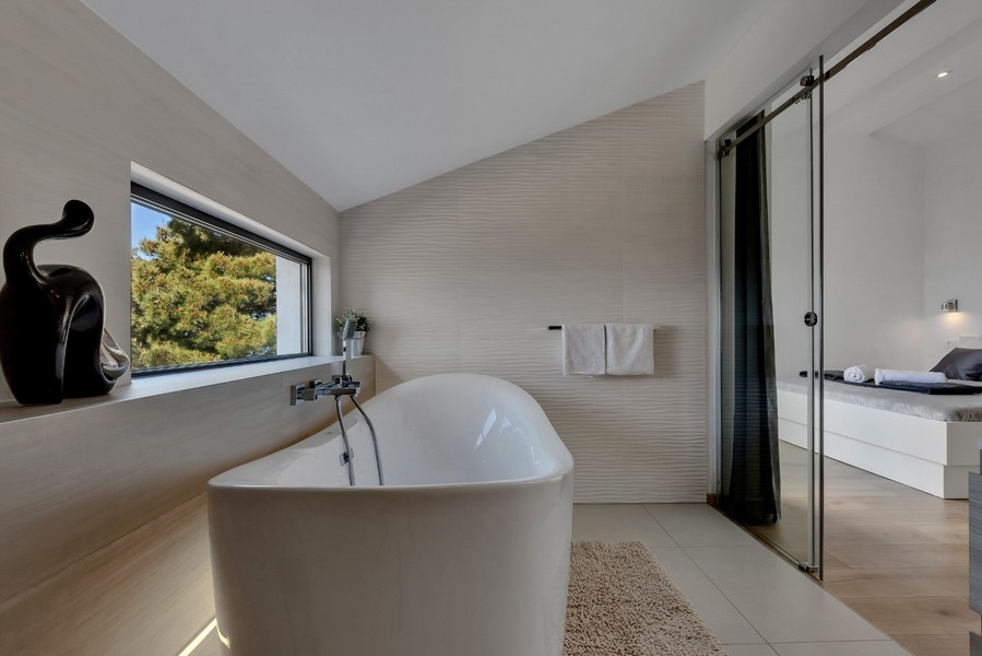 Łazienka z wanną i oknem