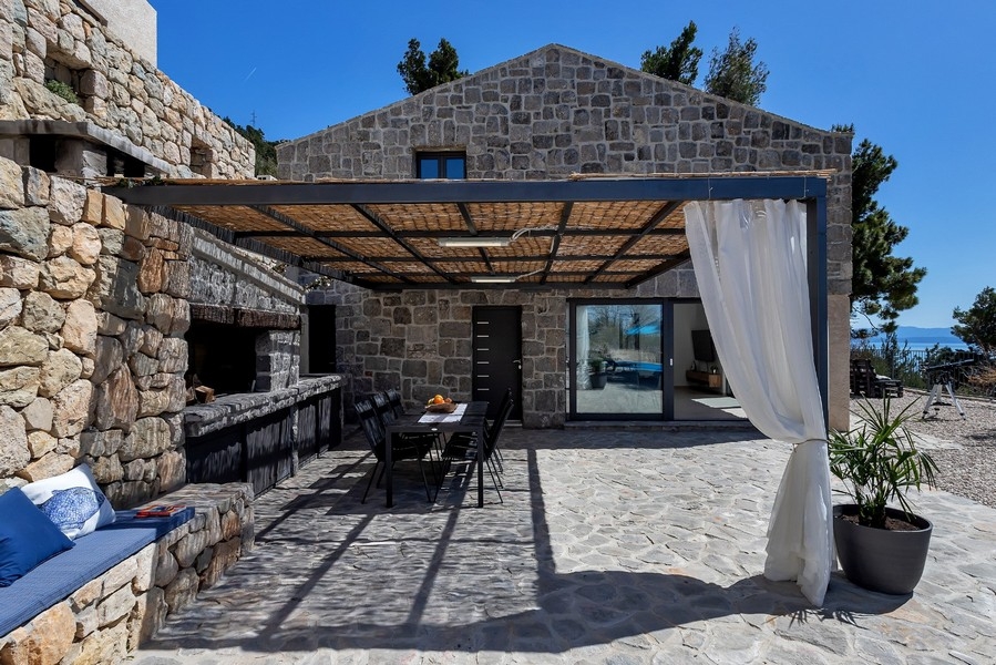 Zadaszony taras z jadalnią i grillem