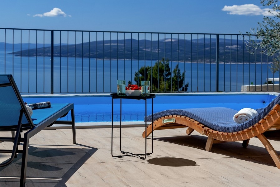 Taras z widokiem na basen i morze