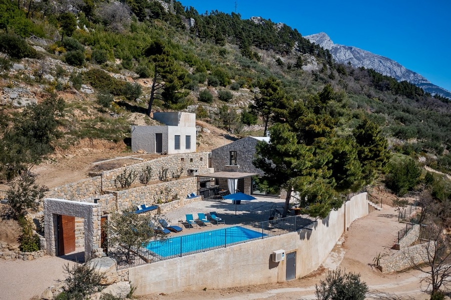 Kamienna willa z basenem na zboczu wzgórza