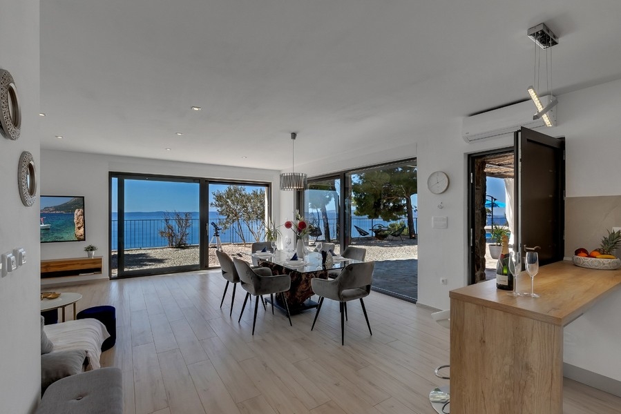 Część dzienna z dużym oknem i widokiem na morze