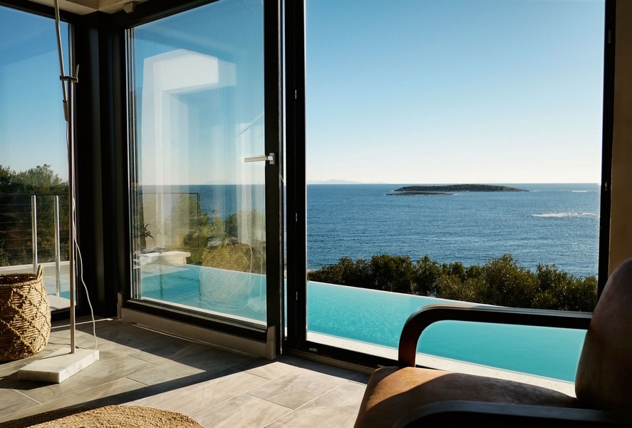 Część dzienna z widokiem na morze przez panoramiczne okna