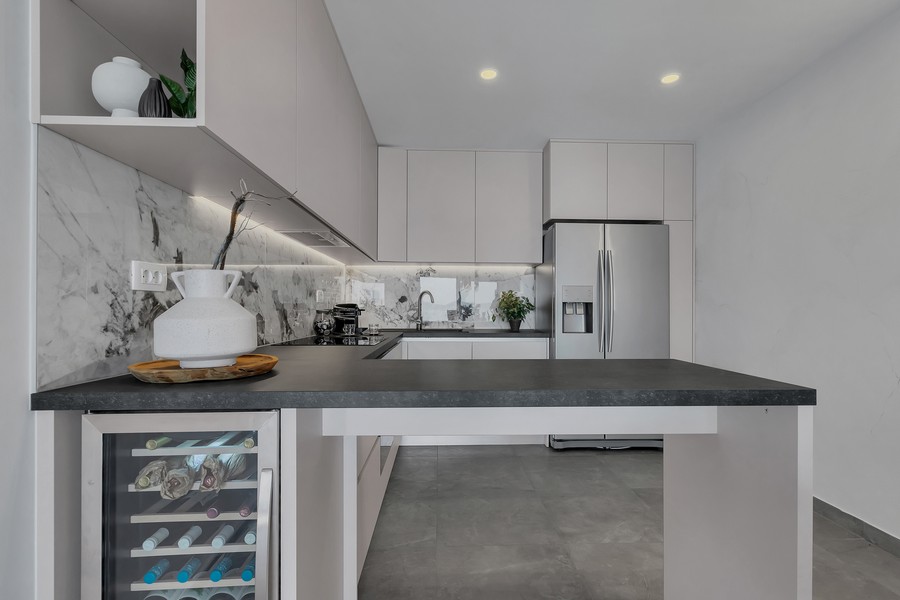 Nowocześnie wyposażona kuchnia z wyspą i lodówką na wino